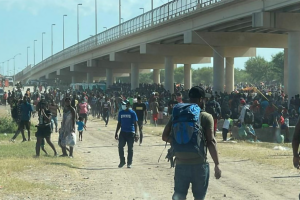 Surge of 10,000+ mainly Haitian migrants shelter under a bridge in Texas - More Expected