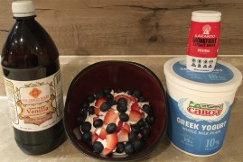 #whatsforsnack Homemade Fruit Yogurt: mix up your greek yogurt with vanilla and monk fruit to taste (you can even throw in some spices), and top with your favorite berries